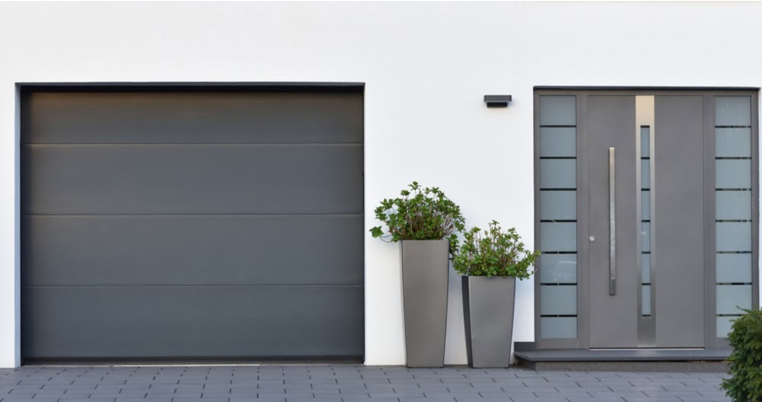 Ciepły montaż bramy garażowej – na czym polega, ile kosztuje i kiedy warto go rozważyć?