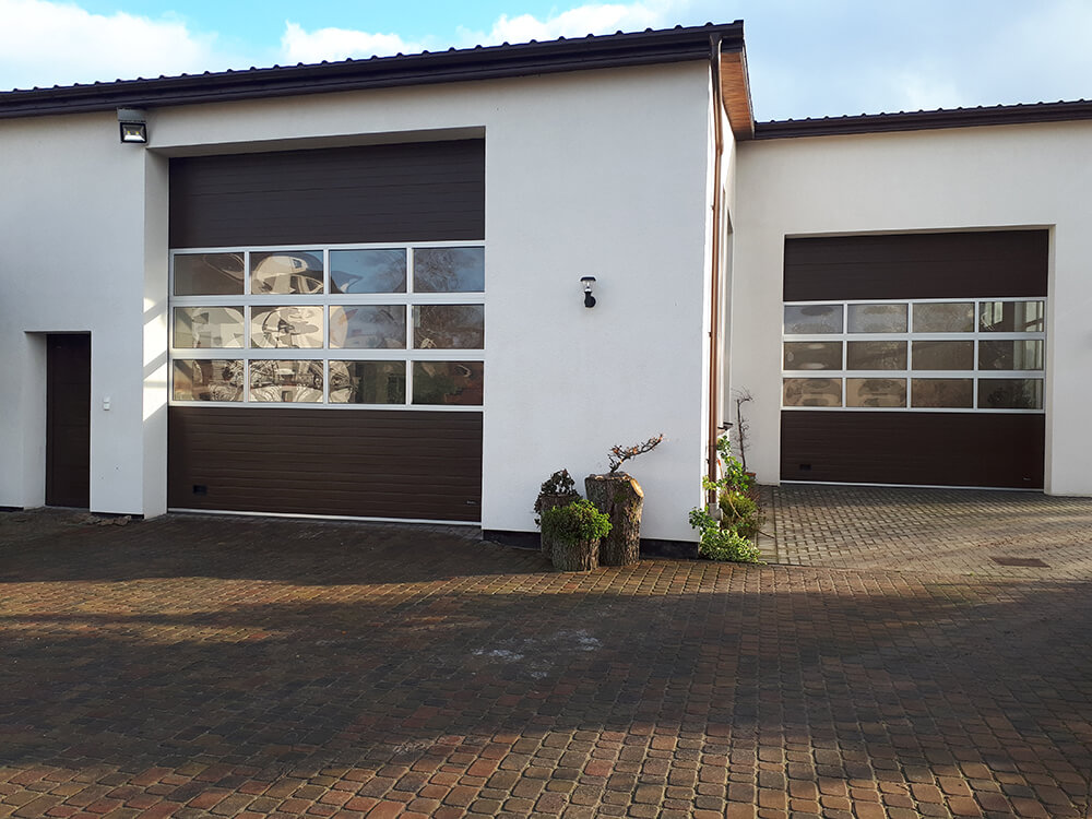 Brama przemysłowa z przeszkleniami - polski producent – bramtech.com.pl